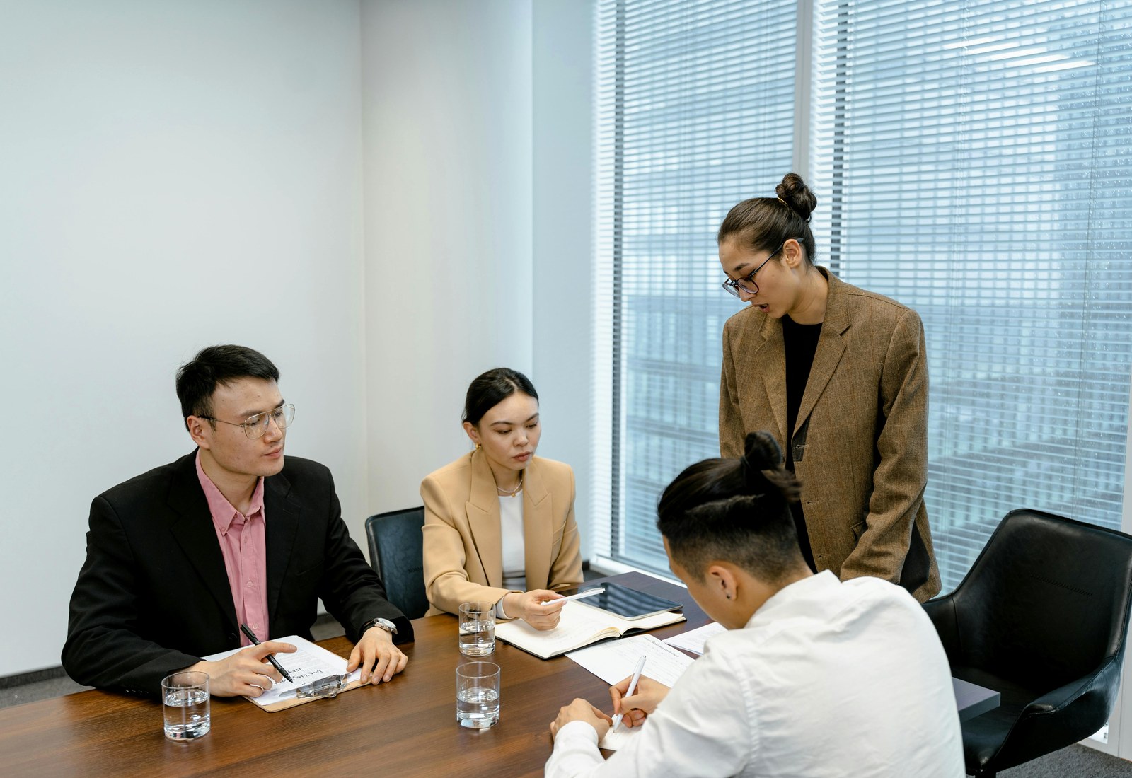 數位服務團隊討論網站專案的商業主視覺