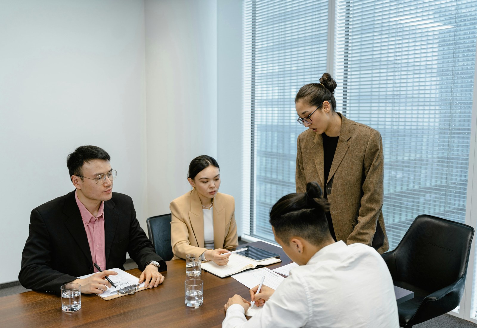 數位服務團隊討論網站專案的商業主視覺
