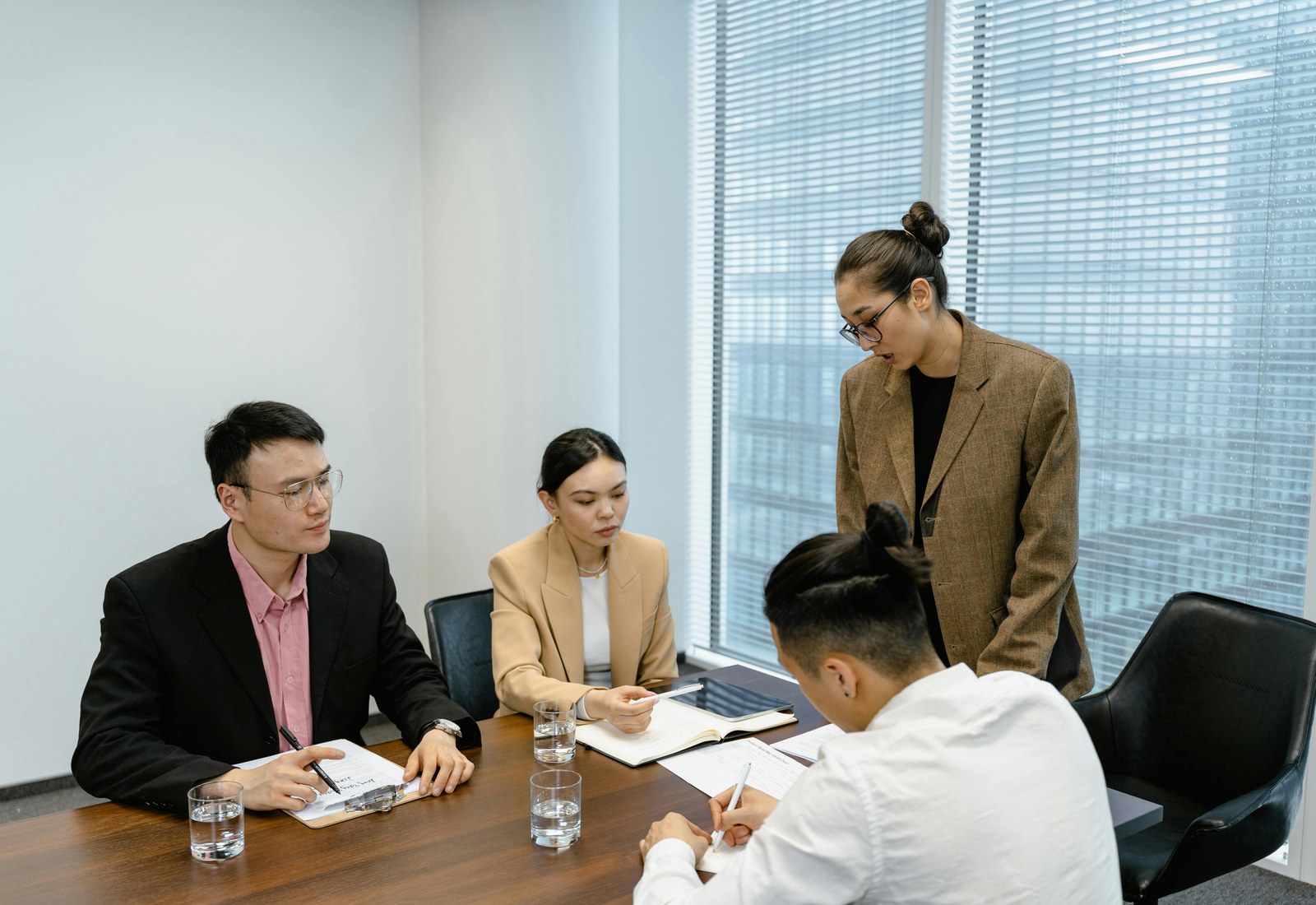 數位服務團隊討論網站專案的商業主視覺